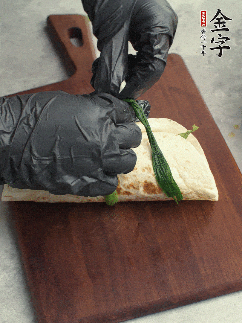 用焯過水的小蔥打結(jié)。