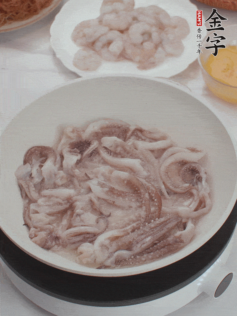 蝦仁、魷魚滑油，蛋液炒制半熟。