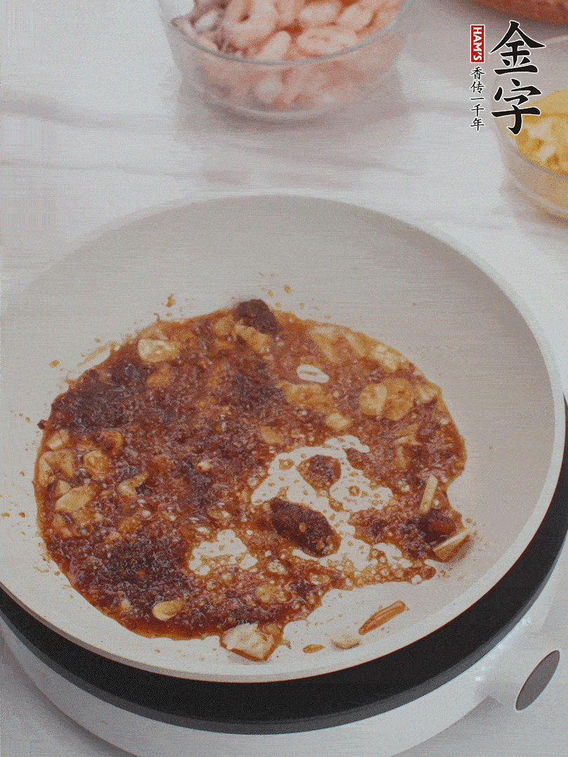 冷鍋熱油，1大勺金字火腿XO醬、蒜末炒香，倒粉絲一起炒。