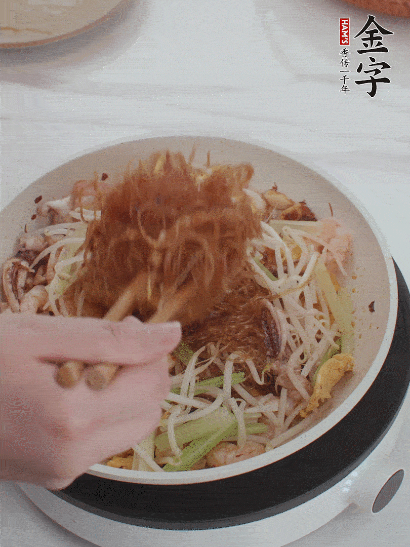 放焯好水的香芹、豆芽翻炒挑松。