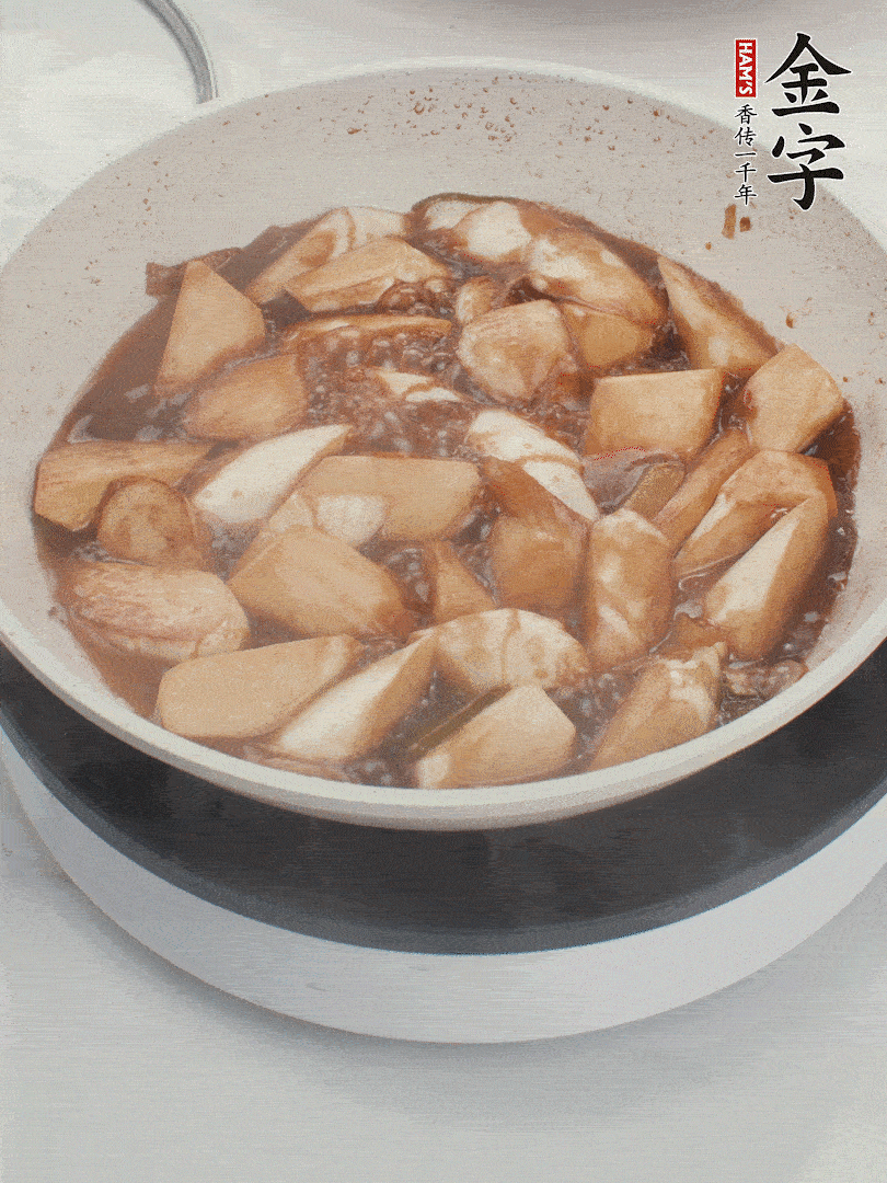 待茭白煸到微微發(fā)黃加入調(diào)好的味汁翻炒。加一小碗清水蓋蓋子燜3-4分鐘。