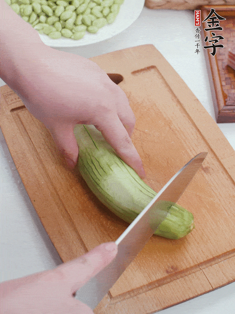 絲瓜去掉外皮，去掉兩端，切成滾刀塊。