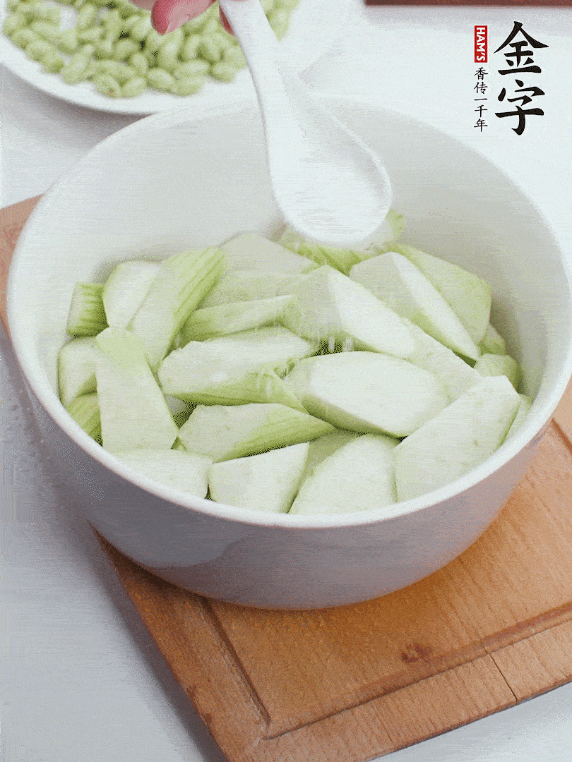 水中加1勺鹽浸泡，防止變黑。