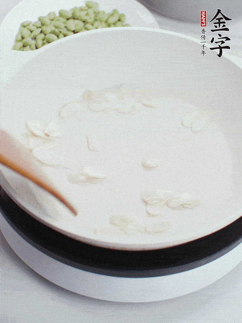 金字淡咸肉煮15分鐘，撈出切片。油5成熱時，蒜末、咸肉爆香。