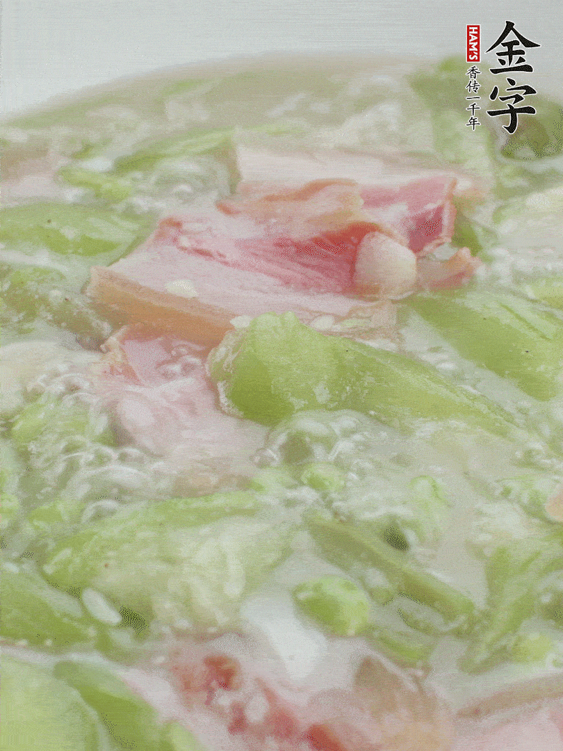 加一點熱水、白胡椒粉、雞精翻炒1分鐘。