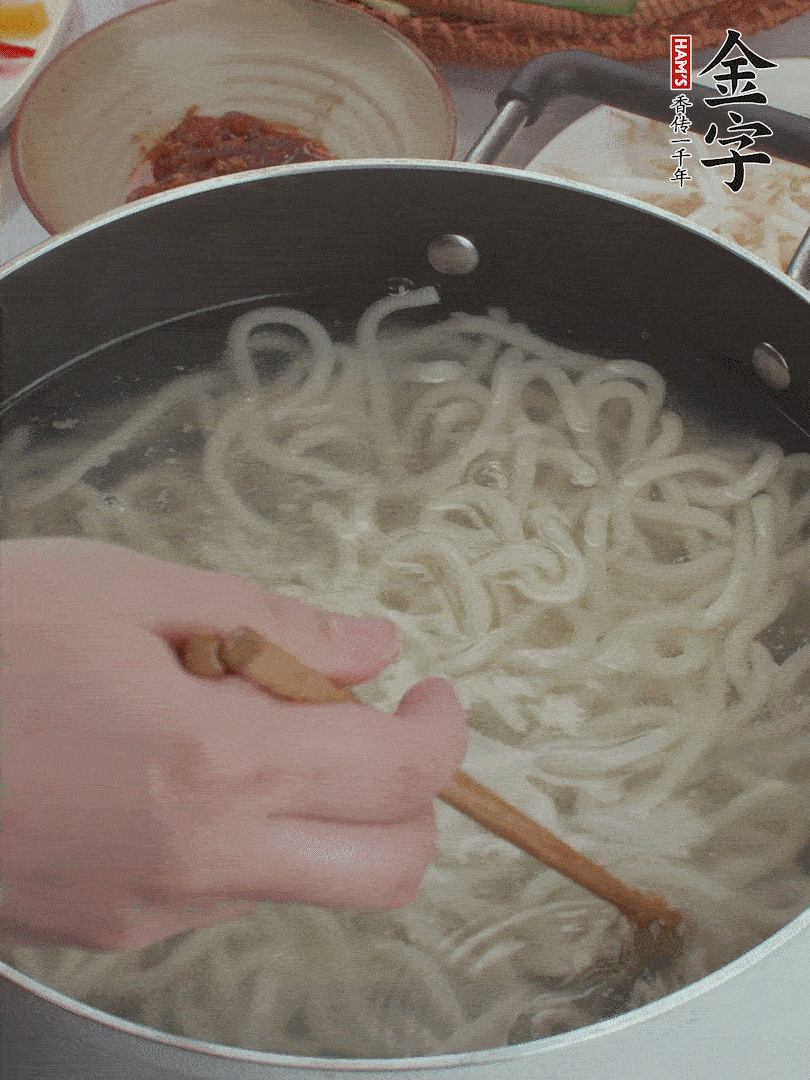 鍋中水煮沸，下烏冬面焯5秒鐘，撈出瀝干。