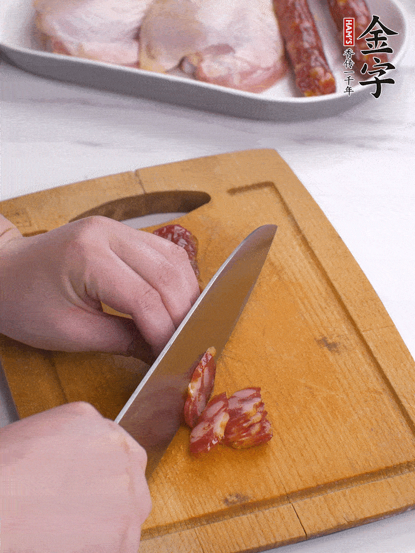 雞大腿去皮去骨切成塊，金字香腸切片，干香菇泡發(fā)切片，小蔥切蔥花。