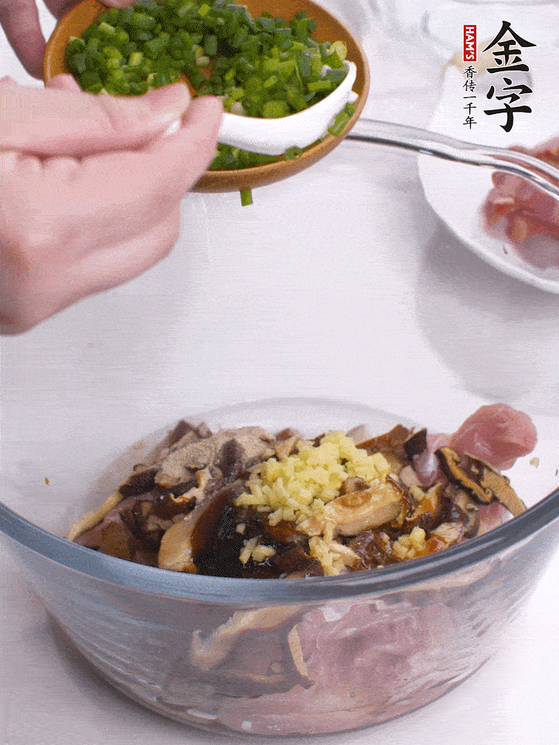 雞肉、香菇混合，加清水1/3杯、料酒1勺、蠔油1勺、鹽1勺、糖1/4勺、白胡椒1/4勺、食用油1勺、香油1/4勺、姜末、蔥花，攪拌均勻腌制2小時。