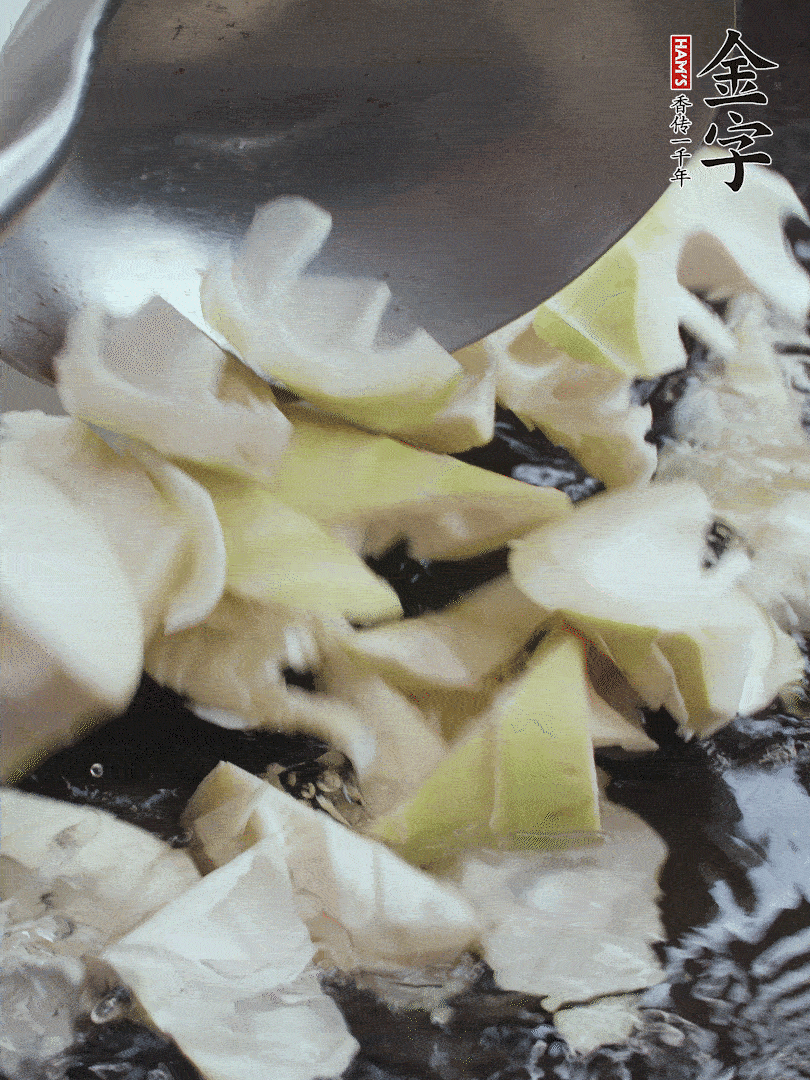 新鮮春筍去老根，剝殼切滾刀塊焯水去澀。