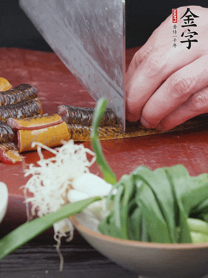 黃鱔去內(nèi)臟洗凈，切花刀斬段。沸水下鍋，加黃酒焯水去血沫。