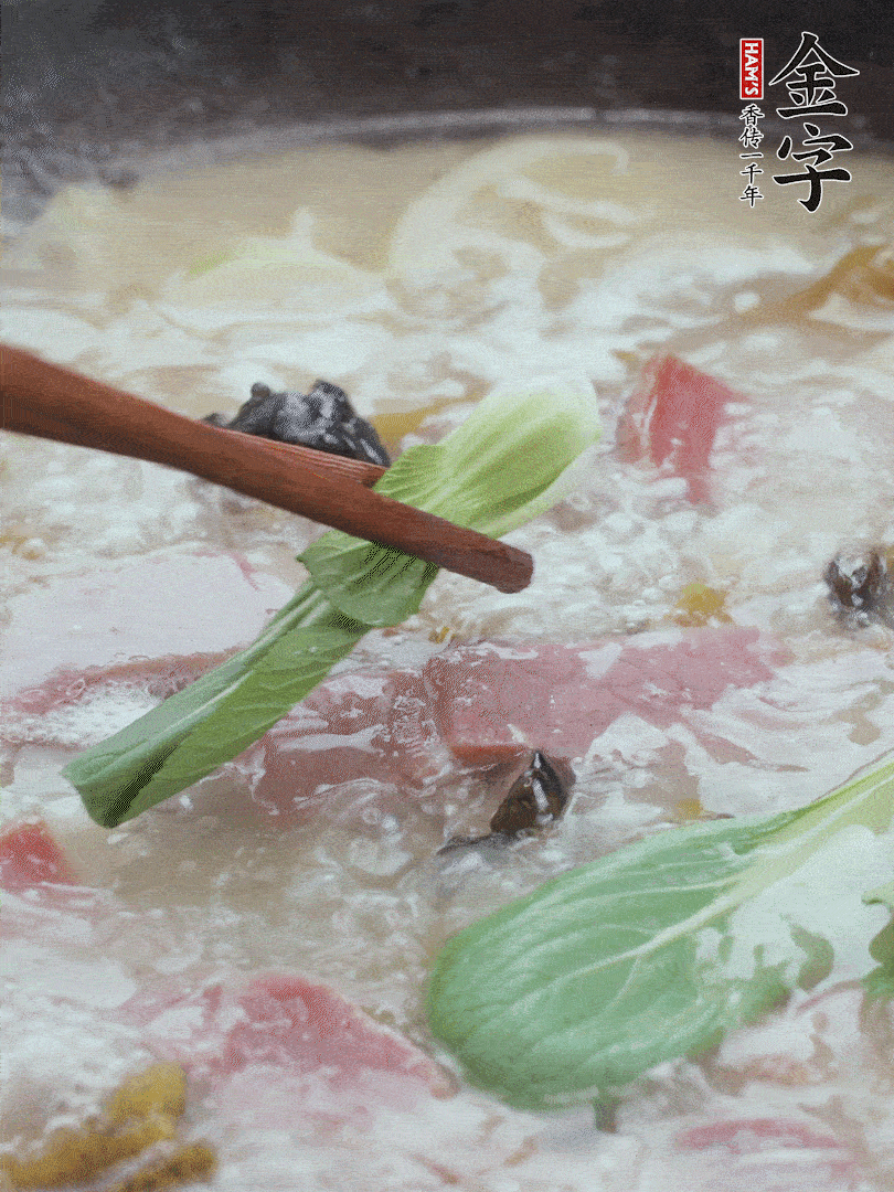 撈出蔥結(jié)，小菜心點(diǎn)綴。