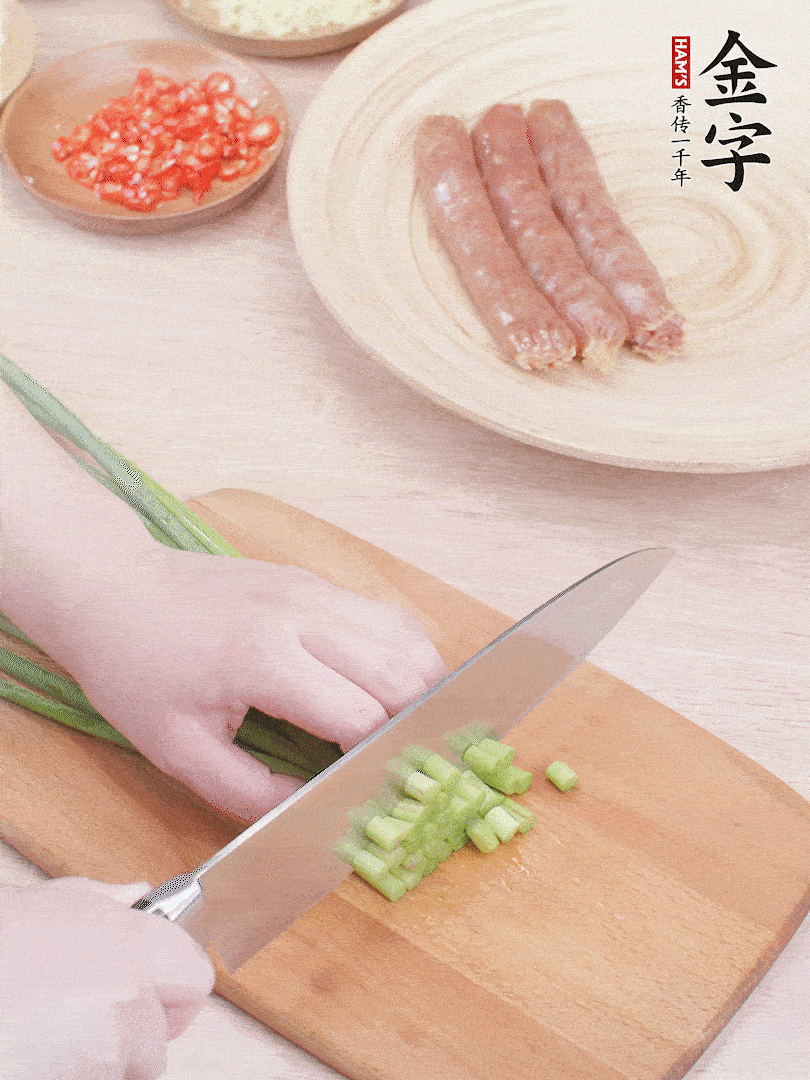 蒜苔切丁，蔥姜蒜切小丁，小米辣切圈。