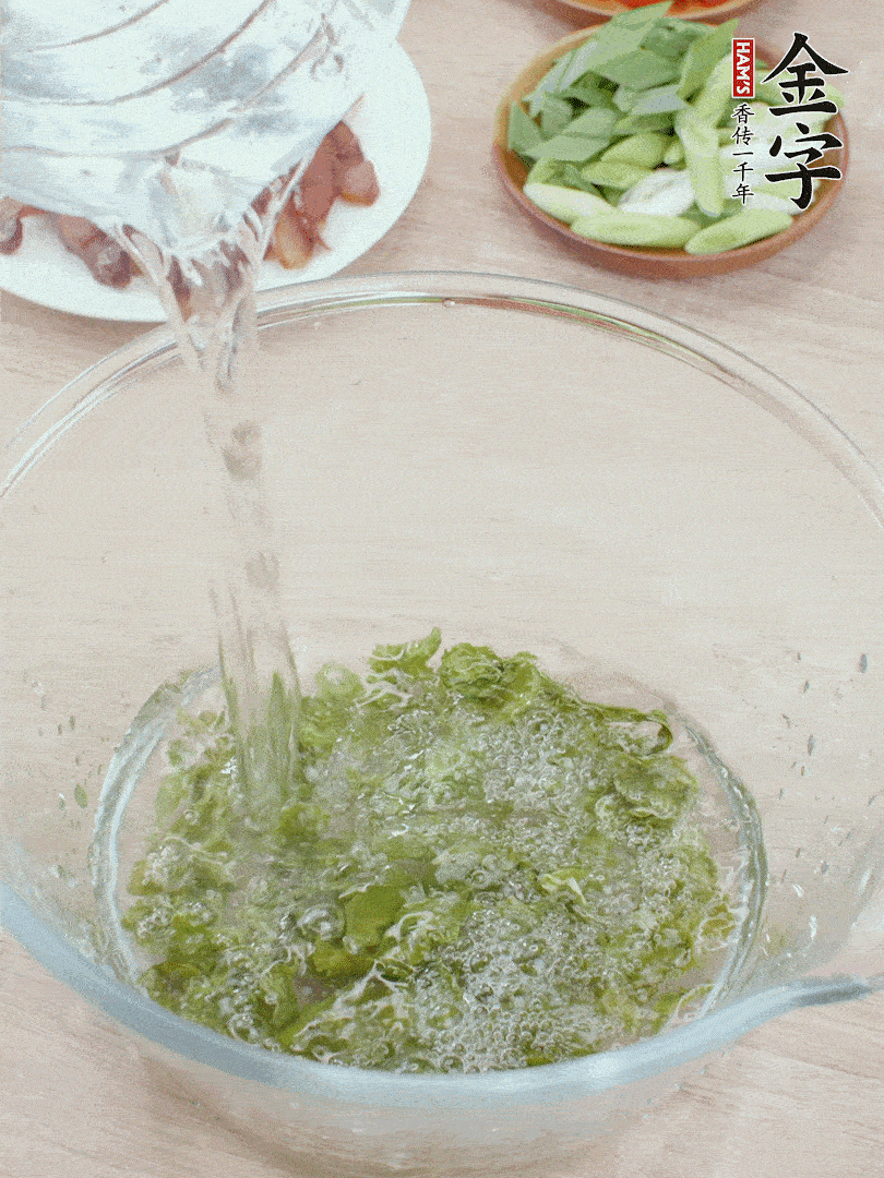 萵筍干溫水泡2小時，青紅辣椒切圈，姜切片，青蒜斜切段。