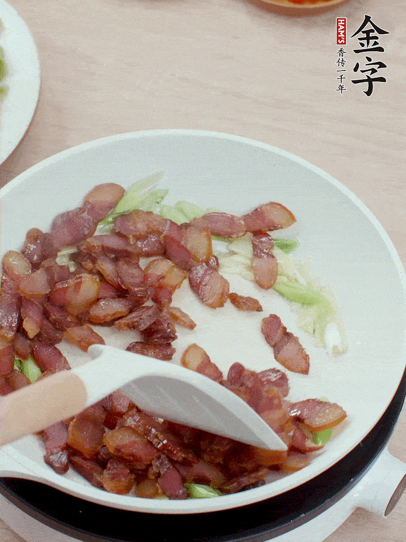 鍋中少許油，姜、蒜白爆香，下臘肉煸出油脂。