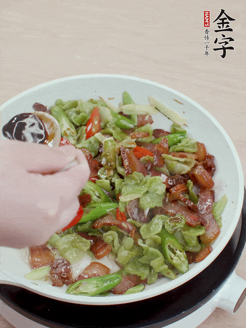 2勺生抽調味，最后撒蒜葉。