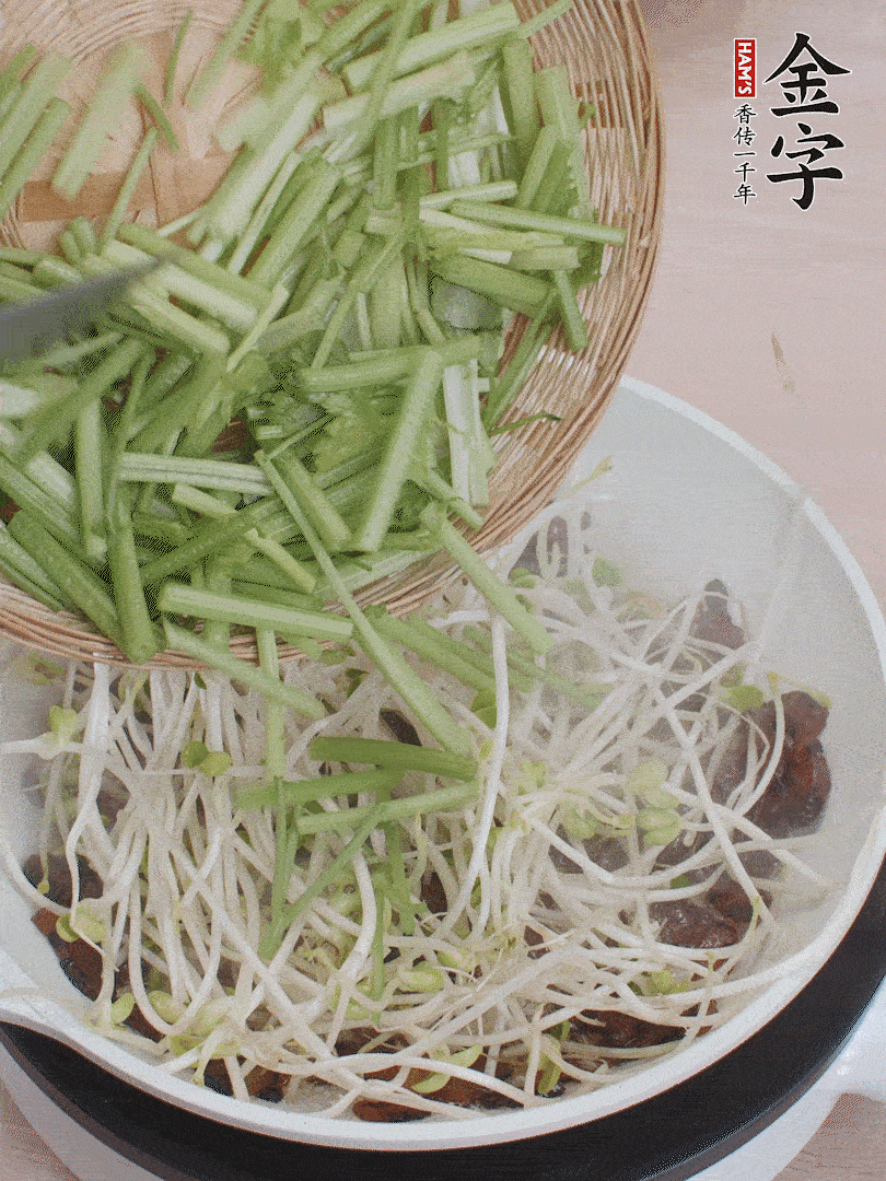 下豆芽、香芹翻炒均勻。