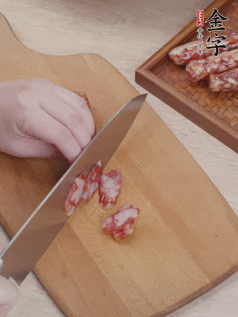 金字香腸斜切片，芹菜切段，小洋蔥切絲，綠菜椒切小塊。