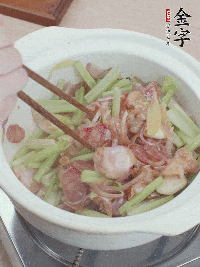 下牛蛙、芹菜、香腸翻炒。