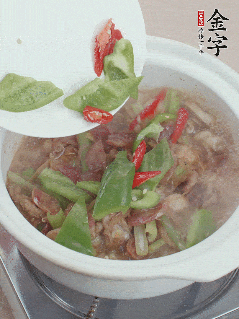 下綠菜椒，翻炒1分鐘。