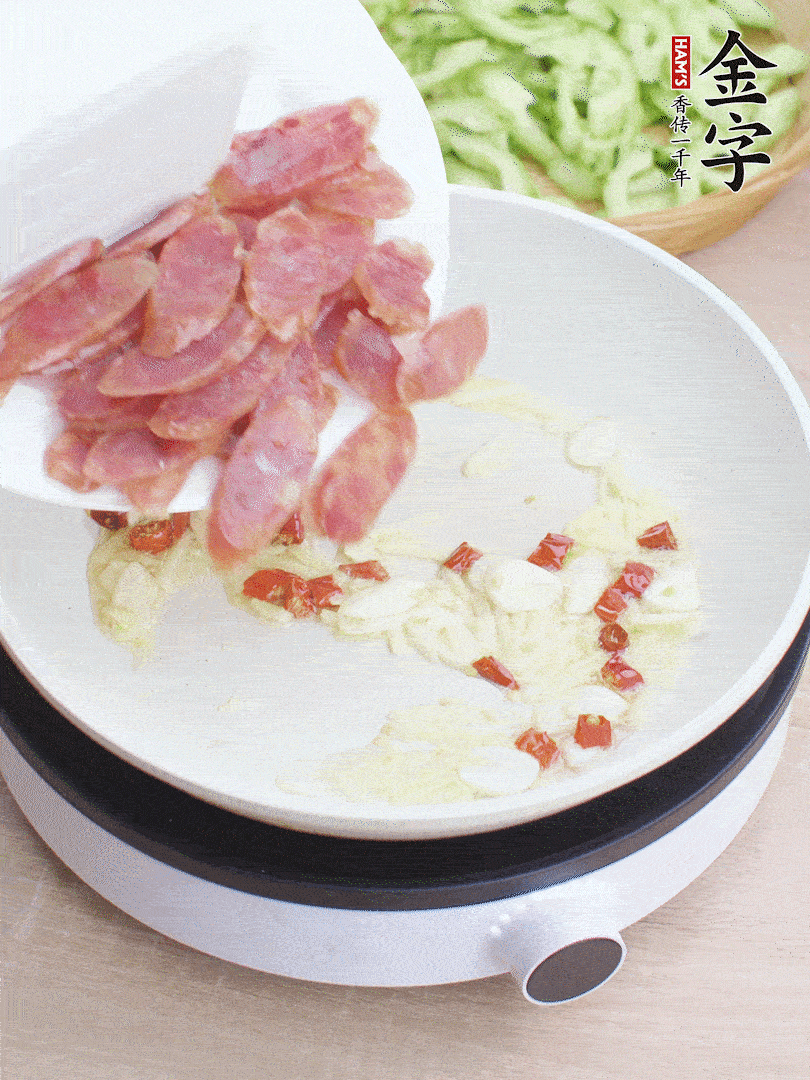 油5成熱時(shí)，姜、蒜、辣椒爆香。