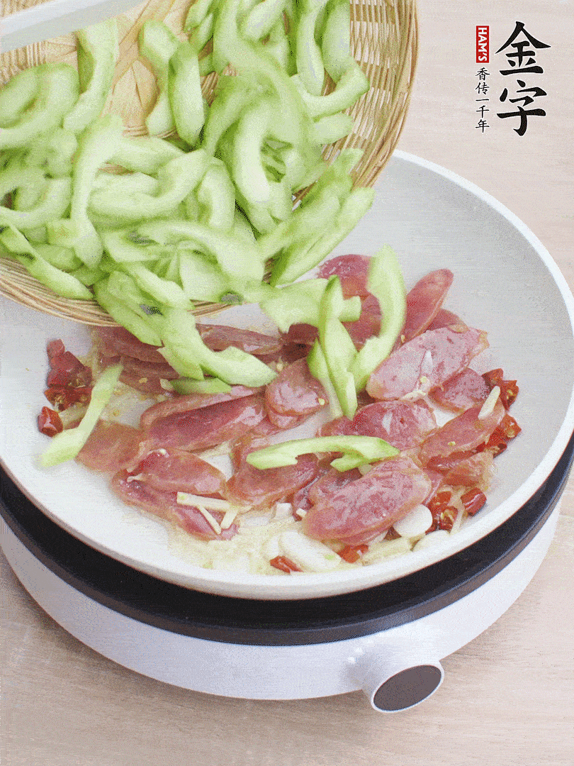 下香腸煸出油脂，放黃瓜翻炒。