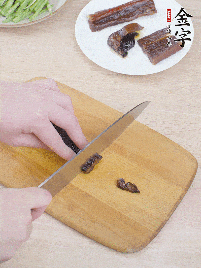 提前煮好的金字醬油肉切片。