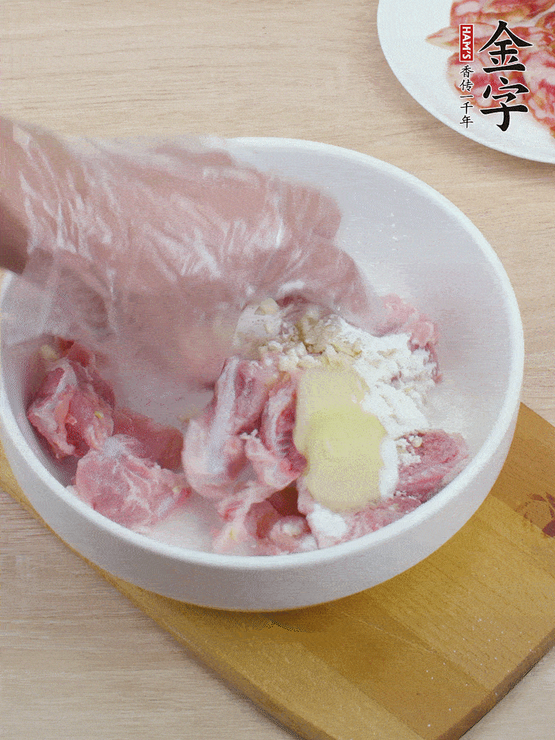 洗凈的小排，加鹽、姜、蒜末、淀粉、胡椒粉抓勻，腌制15分鐘。