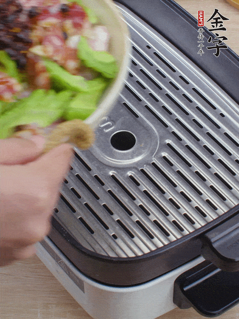 小排、苦瓜、香腸依次碼入，撒上豆豉蒸25分鐘。