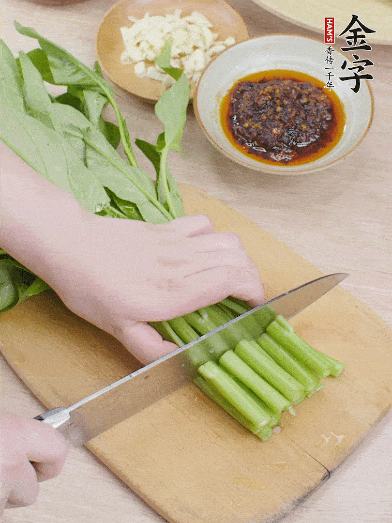 空心菜切段，大蒜拍碎切末。