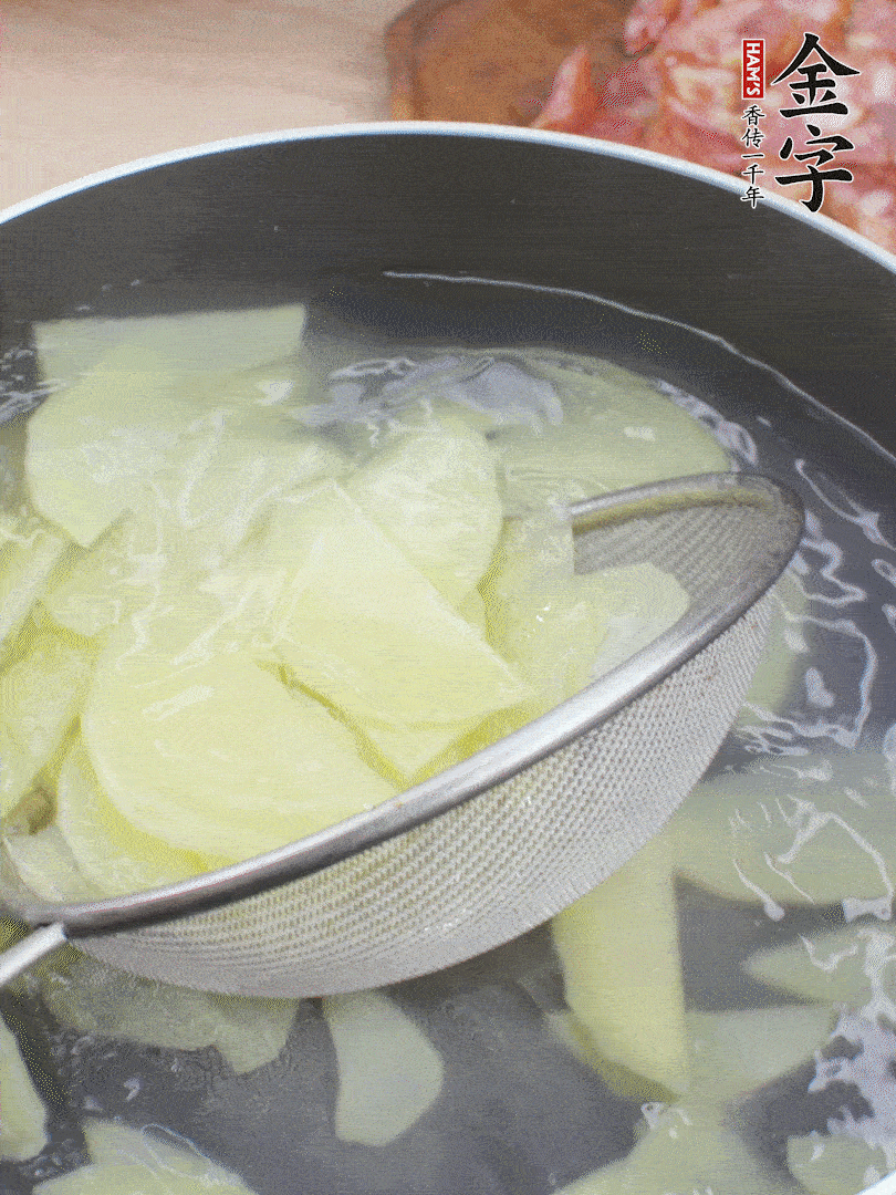 土豆去皮切片，汆燙1分鐘。香腸切薄片。