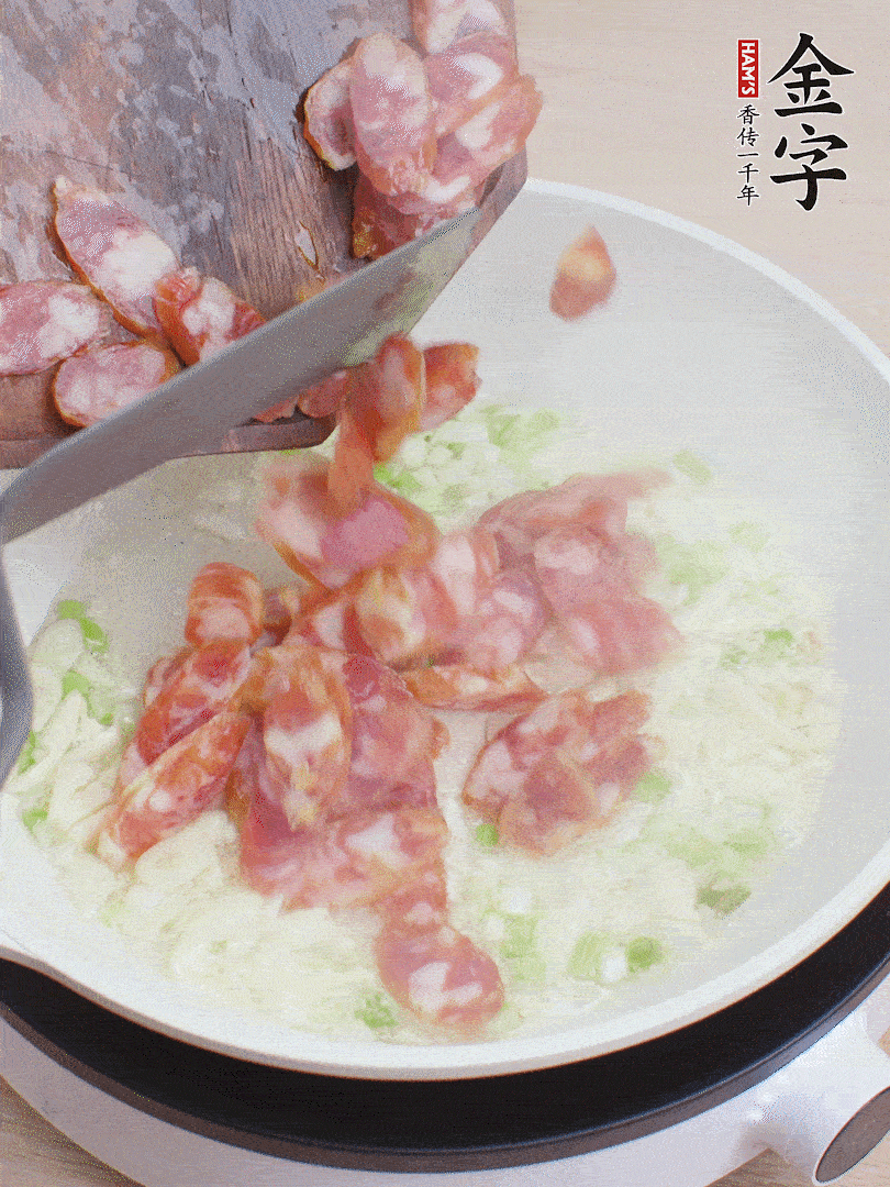 油5成熱，蒜末、蔥白爆香，下香腸炒出香味。