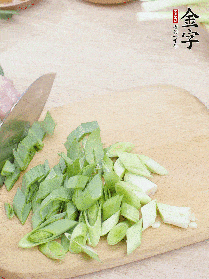 青蒜切段。（蒜白可以拍一下，再斜著切）