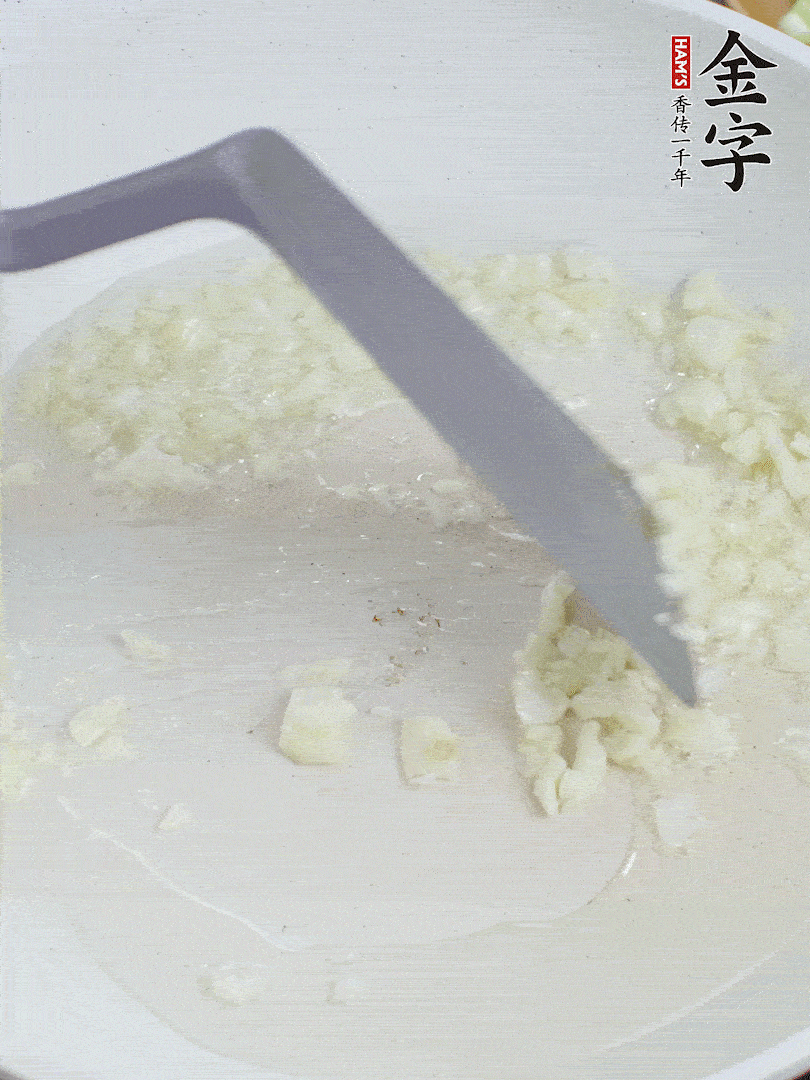 冷鍋熱油，下大蒜煎至兩面微黃。