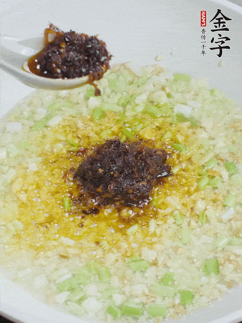 下蔥姜、1大勺金字火腿大師醬爆香。