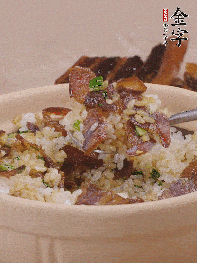 揭蓋后撒點(diǎn)蔥花裝飾，趁熱拌勻。