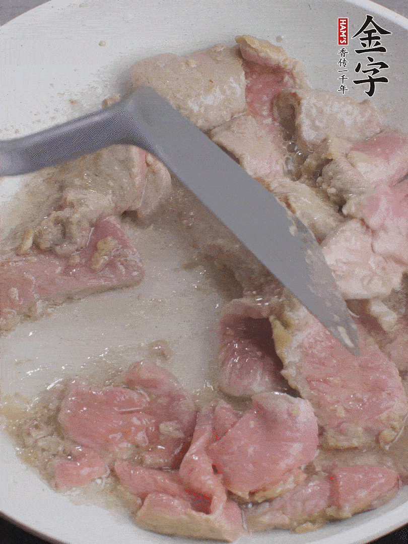 鍋中少油，下牛肉炒至變色。（盛出來）