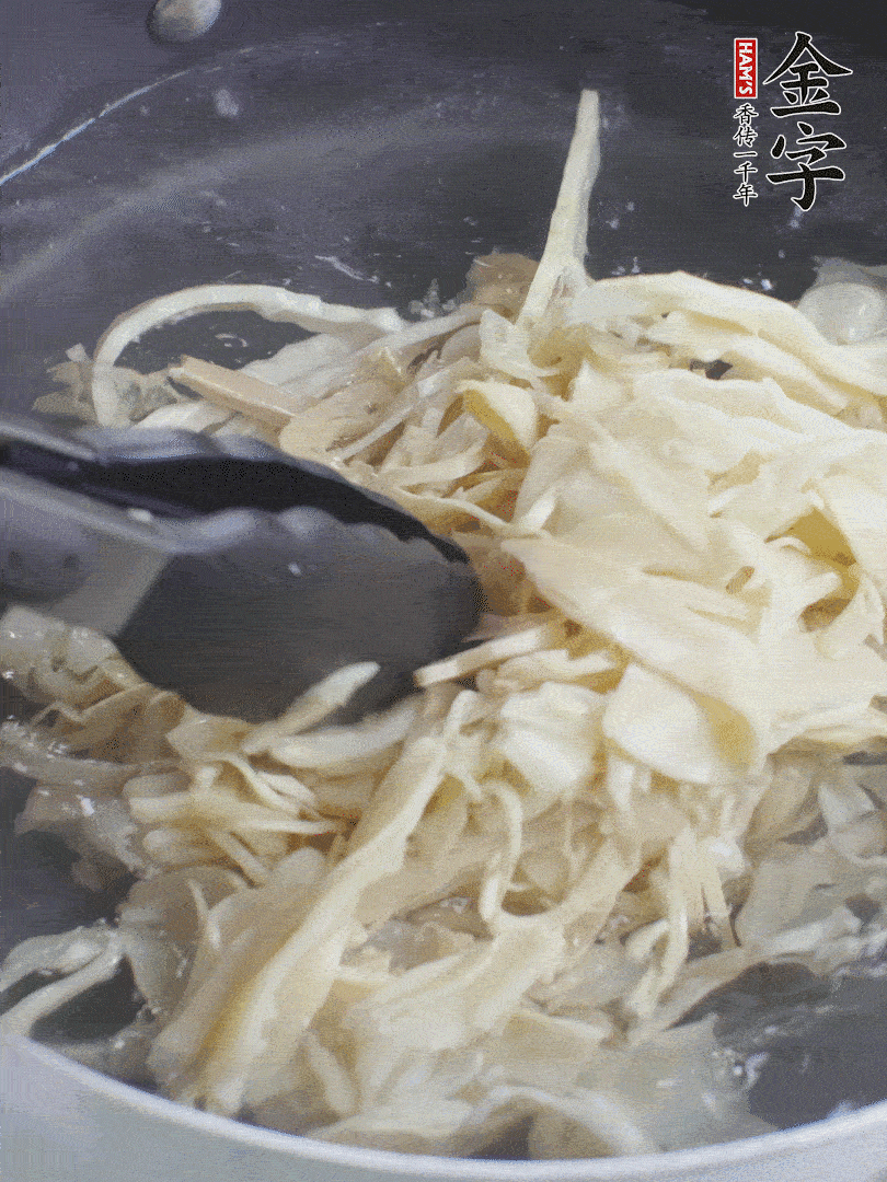 糯米筍焯水1分鐘，過涼水，擠干水份。