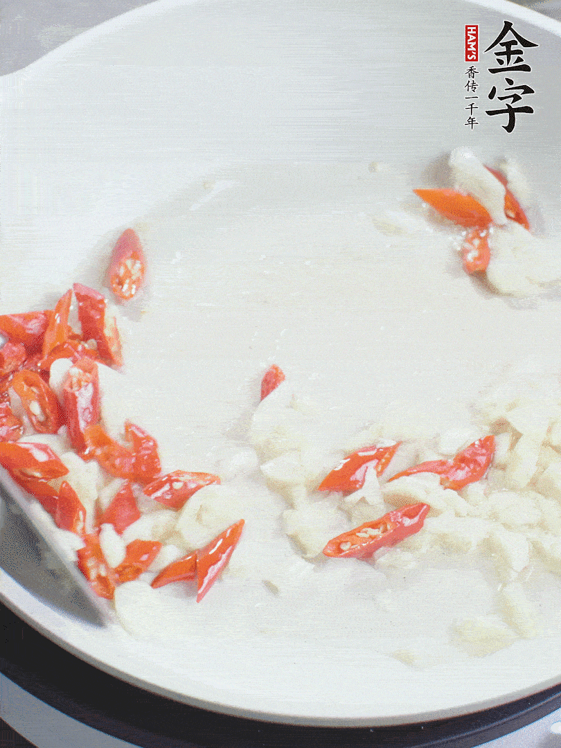 冷鍋熱油，下辣椒、大蒜煸香。