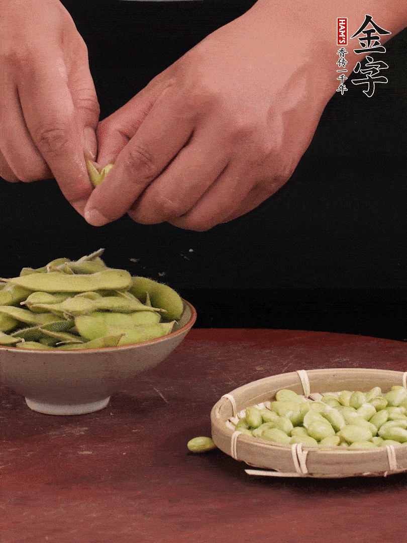 新鮮毛豆剝殼。