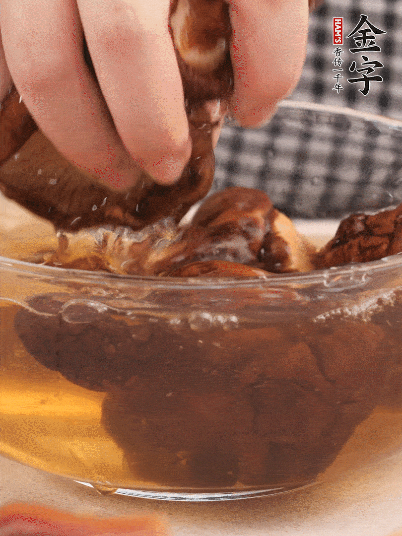 干香菇溫水泡發(fā)，去蒂洗凈切十字。