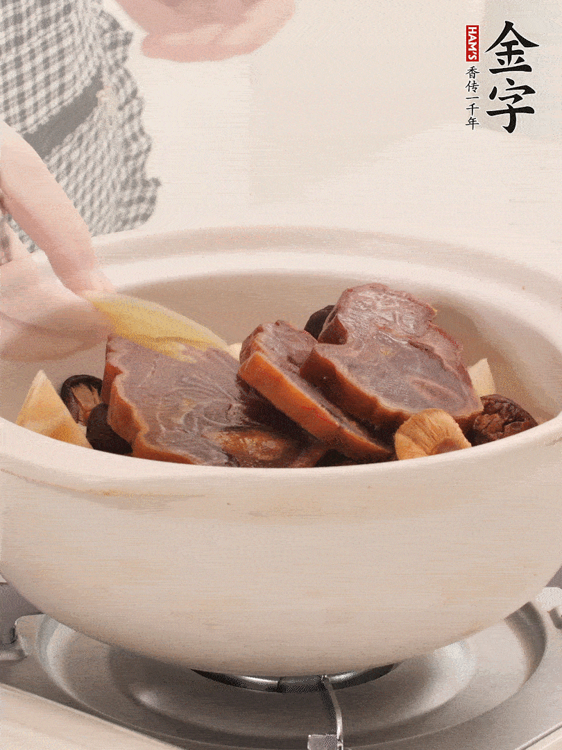 火腿、蓮藕、香菇放入砂鍋，加2片姜片，加水沒過1指。