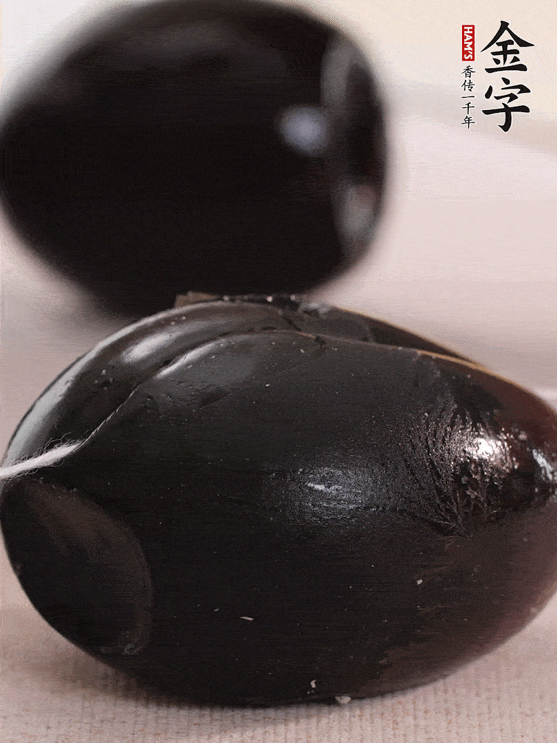 娃娃菜金針菇去跟洗凈，皮蛋改刀。