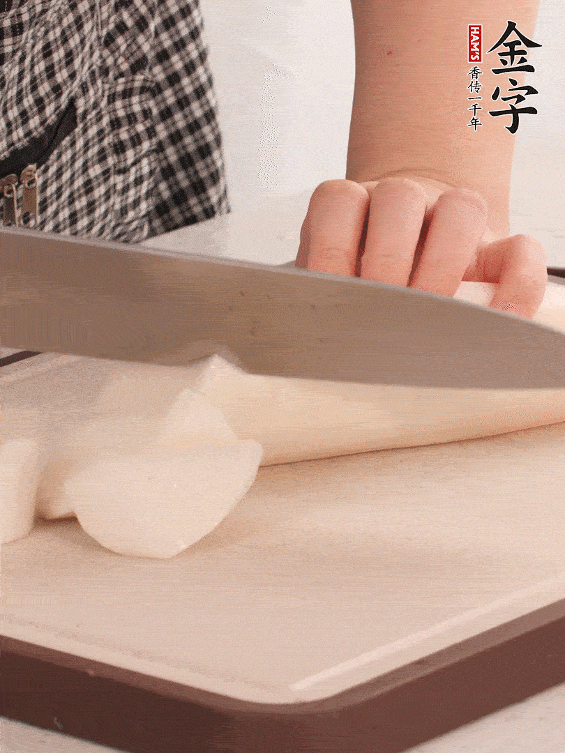 蘿卜切塊，火腿切片。