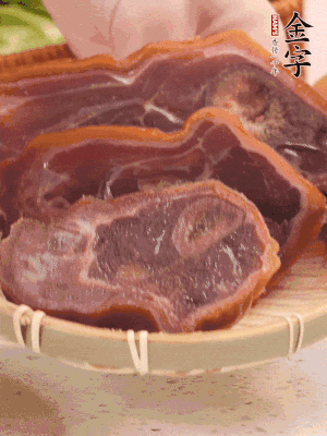 金字火腿蹄片溫水泡10分鐘。