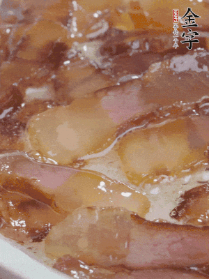 油5成熱，醬油肉煸香。