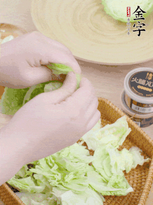 卷心菜掰成小片。