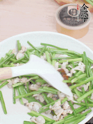 再下花蛤肉、1勺金字火腿干貝醬翻炒攪勻。