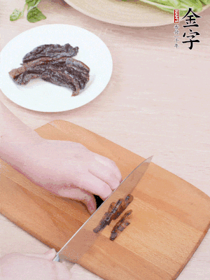 金字醬油肉下鍋煮10分鐘，切薄片。