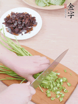 空心菜摘掉葉子，菜梗切成丁。