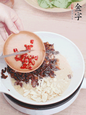 爆香蒜末、小米辣。